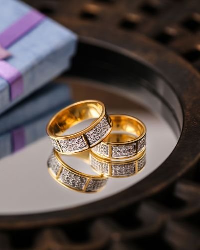 Pavé diamond and gold bands